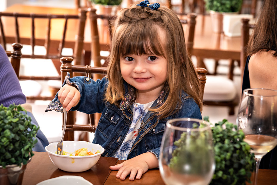 Menininha fofoa comendo - FOTOGRAFIA DE ANIVERSÁRIO - FOTÓGRAFO DE ANIVERSÁRIO EM SÃO PAULO - BUFFET ESPAÇO DAS OLIVEIRAS - FOTÓGRAFO PROFISSIONAL EM SÃO PAULO - ANIVERSÁRIO DA HELENA - RODRIGO MARTIN FOTOGRAFIA