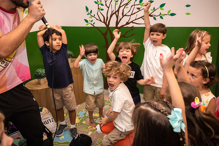 Molecada levantando a mão e gritando - FOTOGRAFIA DE ANIVERSÁRIO - FOTÓGRAFO DE ANIVERSÁRIO EM SÃO PAULO - BUFFET ESPAÇO DAS OLIVEIRAS - FOTÓGRAFO PROFISSIONAL EM SÃO PAULO - ANIVERSÁRIO DA HELENA - RODRIGO MARTIN FOTOGRAFIA