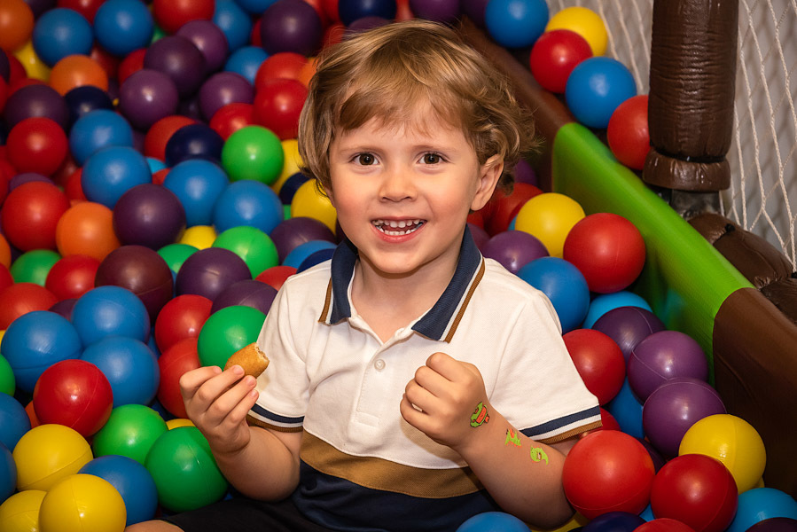 Menino sorrindo na piscina de bolinha - FOTOGRAFIA DE ANIVERSÁRIO - FOTÓGRAFO DE ANIVERSÁRIO EM SÃO PAULO - BUFFET ESPAÇO DAS OLIVEIRAS - FOTÓGRAFO PROFISSIONAL EM SÃO PAULO - ANIVERSÁRIO DA HELENA - RODRIGO MARTIN FOTOGRAFIA