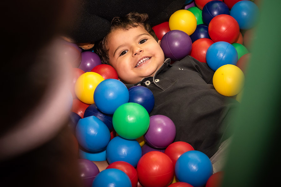 Menino fofo sorrindo na piscina de bolinhas - FOTOGRAFIA DE ANIVERSÁRIO - FOTÓGRAFO DE ANIVERSÁRIO EM SÃO PAULO - BUFFET ESPAÇO DAS OLIVEIRAS - FOTÓGRAFO PROFISSIONAL EM SÃO PAULO - ANIVERSÁRIO DA HELENA - RODRIGO MARTIN FOTOGRAFIA