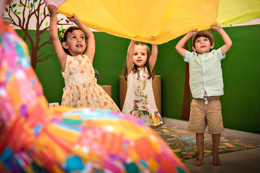 Helena e amigos brincando com os recreadores - FOTOGRAFIA DE ANIVERSÁRIO - FOTÓGRAFO DE ANIVERSÁRIO EM SÃO PAULO - BUFFET ESPAÇO DAS OLIVEIRAS - FOTÓGRAFO PROFISSIONAL EM SÃO PAULO - ANIVERSÁRIO DA HELENA - RODRIGO MARTIN FOTOGRAFIA