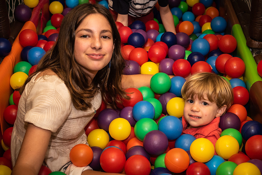 Primos da Helena na piscina de bolinha - FOTOGRAFIA DE ANIVERSÁRIO - FOTÓGRAFO DE ANIVERSÁRIO EM SÃO PAULO - BUFFET ESPAÇO DAS OLIVEIRAS - FOTÓGRAFO PROFISSIONAL EM SÃO PAULO - ANIVERSÁRIO DA HELENA - RODRIGO MARTIN FOTOGRAFIA