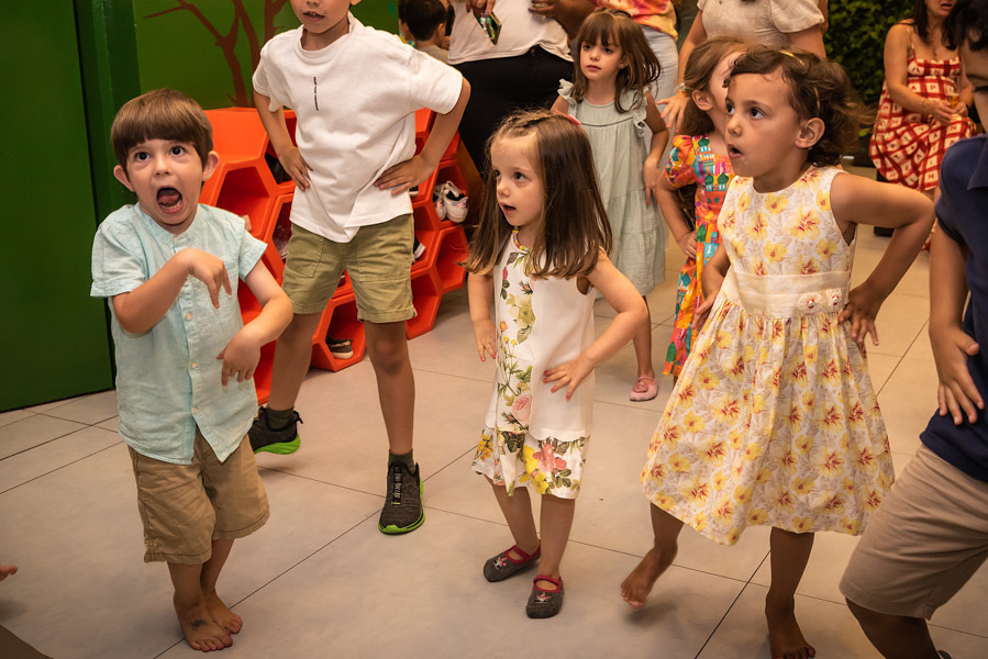 Helana dançando com os amigos - FOTOGRAFIA DE ANIVERSÁRIO - FOTÓGRAFO DE ANIVERSÁRIO EM SÃO PAULO - BUFFET ESPAÇO DAS OLIVEIRAS - FOTÓGRAFO PROFISSIONAL EM SÃO PAULO - ANIVERSÁRIO DA HELENA - RODRIGO MARTIN FOTOGRAFIA