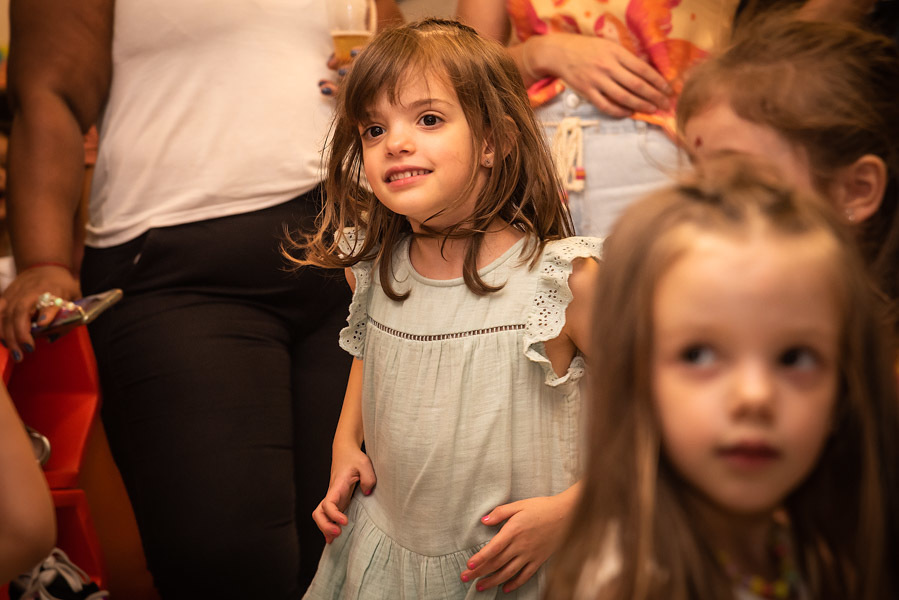 Irmã da Helena dançando - FOTOGRAFIA DE ANIVERSÁRIO - FOTÓGRAFO DE ANIVERSÁRIO EM SÃO PAULO - BUFFET ESPAÇO DAS OLIVEIRAS - FOTÓGRAFO PROFISSIONAL EM SÃO PAULO - ANIVERSÁRIO DA HELENA - RODRIGO MARTIN FOTOGRAFIA