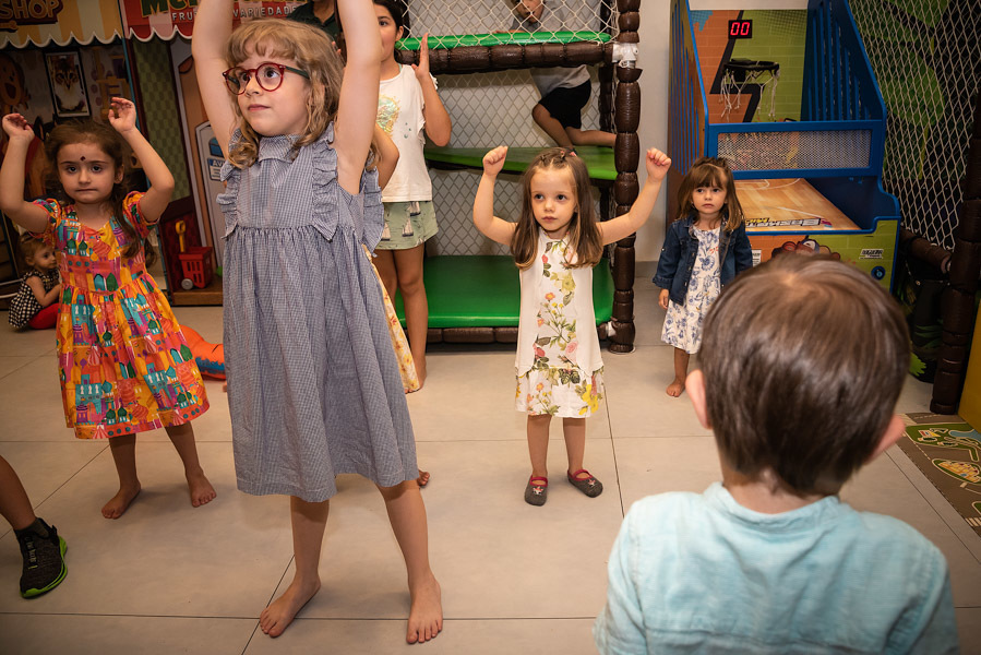 Helana dançando com amigas - FOTOGRAFIA DE ANIVERSÁRIO - FOTÓGRAFO DE ANIVERSÁRIO EM SÃO PAULO - BUFFET ESPAÇO DAS OLIVEIRAS - FOTÓGRAFO PROFISSIONAL EM SÃO PAULO - ANIVERSÁRIO DA HELENA - RODRIGO MARTIN FOTOGRAFIA