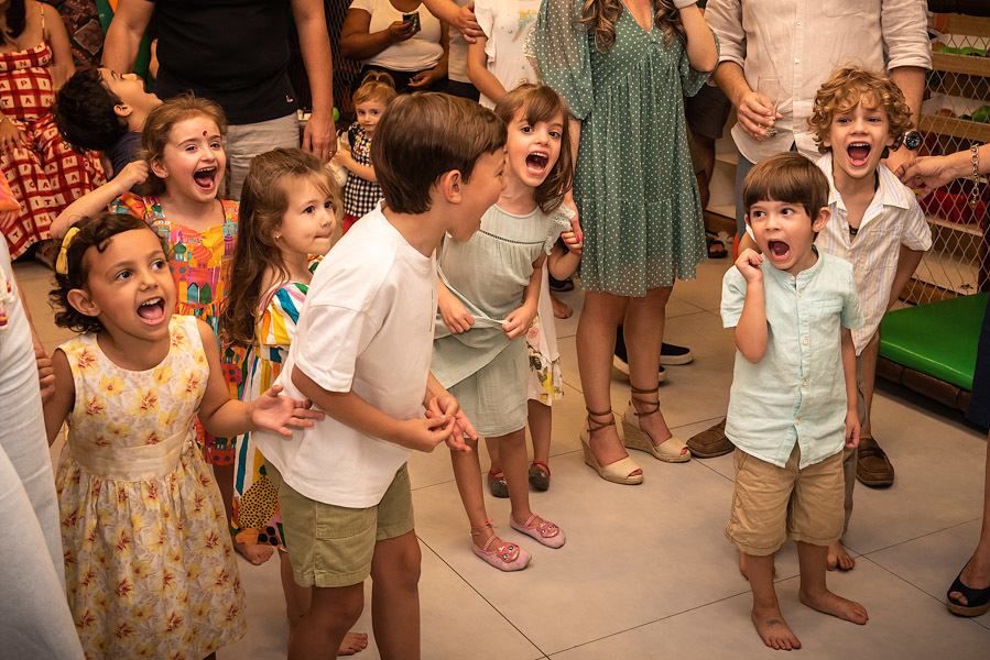 Molecada gritando respondendo aos recreadores - FOTOGRAFIA DE ANIVERSÁRIO - FOTÓGRAFO DE ANIVERSÁRIO EM SÃO PAULO - BUFFET ESPAÇO DAS OLIVEIRAS - FOTÓGRAFO PROFISSIONAL EM SÃO PAULO - ANIVERSÁRIO DA HELENA - RODRIGO MARTIN FOTOGRAFIA