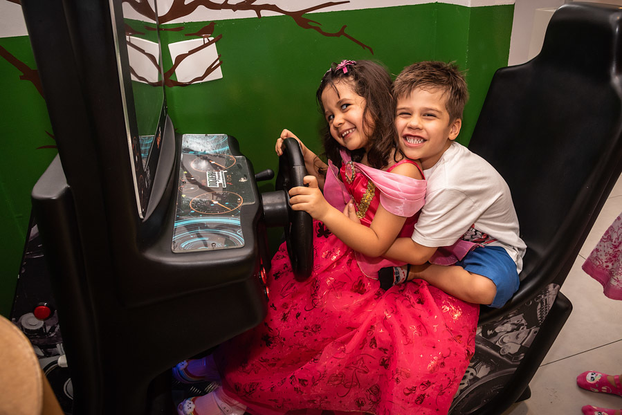 Benjamim e amiguinha no brinquedo de dirigir - FOTOGRAFIA DE ANIVERSÁRIO - FOTÓGRAFO DE ANIVERSÁRIO EM SÃO PAULO - BUFFET ESPAÇO DAS OLIVEIRAS - FOTÓGRAFO PROFISSIONAL EM SÃO PAULO - ANIVERSÁRIO DA HELENA - RODRIGO MARTIN FOTOGRAFIA