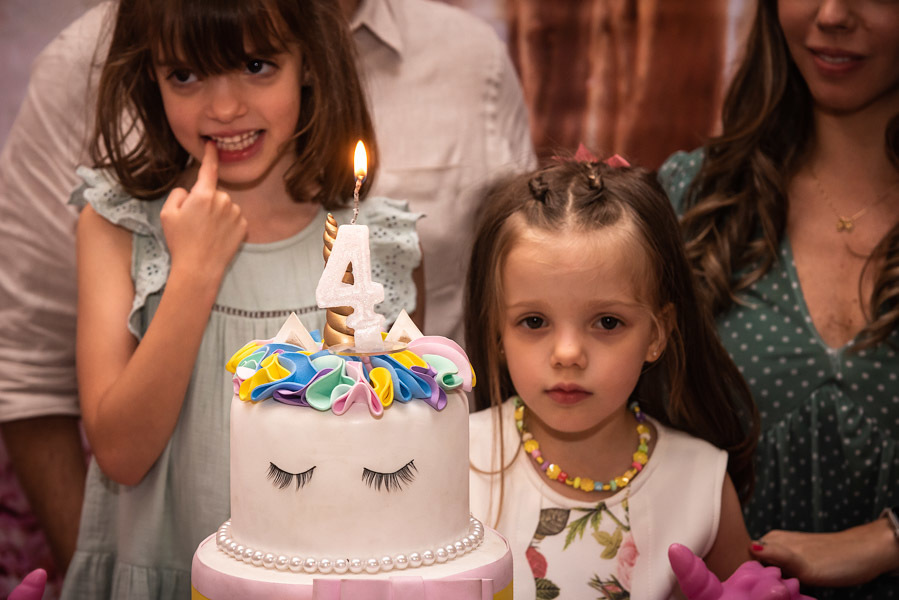Destaque na vela de 4 anos com a Helena desfocada ao fundo - FOTOGRAFIA DE ANIVERSÁRIO - FOTÓGRAFO DE ANIVERSÁRIO EM SÃO PAULO - BUFFET ESPAÇO DAS OLIVEIRAS - FOTÓGRAFO PROFISSIONAL EM SÃO PAULO - ANIVERSÁRIO DA HELENA - RODRIGO MARTIN FOTOGRAFIA