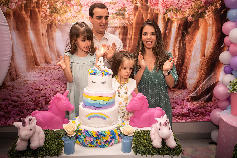 Família da Helena cantando parabéns atrás do bolo - FOTOGRAFIA DE ANIVERSÁRIO - FOTÓGRAFO DE ANIVERSÁRIO EM SÃO PAULO - BUFFET ESPAÇO DAS OLIVEIRAS - FOTÓGRAFO PROFISSIONAL EM SÃO PAULO - ANIVERSÁRIO DA HELENA - RODRIGO MARTIN FOTOGRAFIA