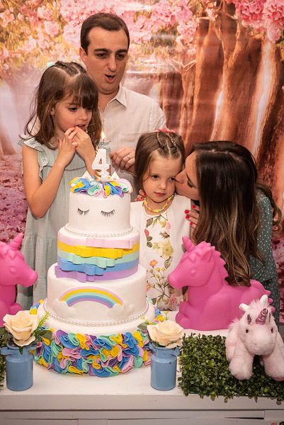 Mãe dando um beijo na Helena na hora do parabéns - FOTOGRAFIA DE ANIVERSÁRIO - FOTÓGRAFO DE ANIVERSÁRIO EM SÃO PAULO - BUFFET ESPAÇO DAS OLIVEIRAS - FOTÓGRAFO PROFISSIONAL EM SÃO PAULO - ANIVERSÁRIO DA HELENA - RODRIGO MARTIN FOTOGRAFIA