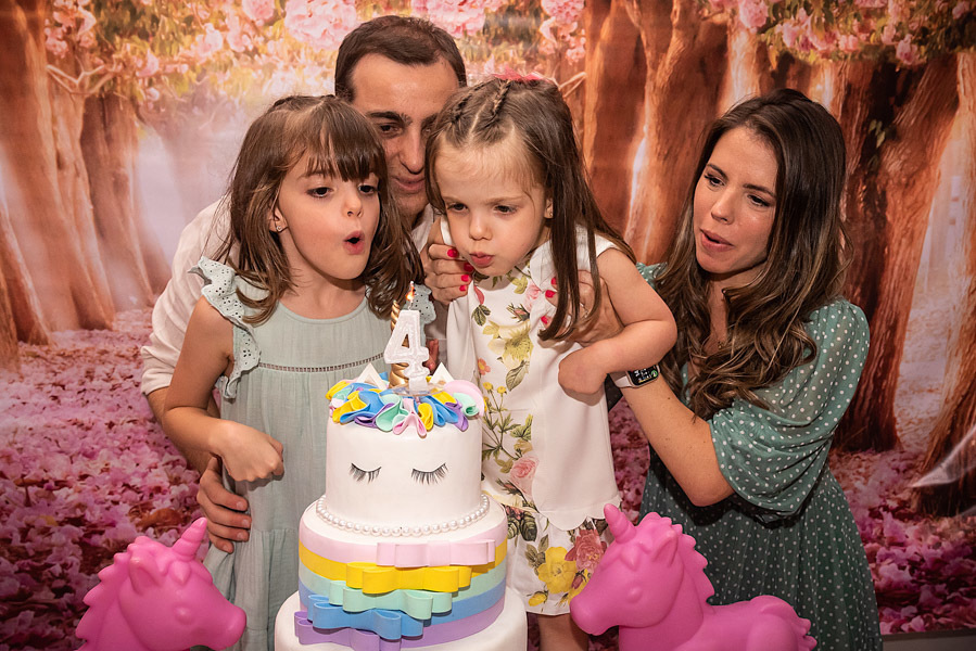 Helena e sua irmã soprando a velinha de aniversário - FOTOGRAFIA DE ANIVERSÁRIO - FOTÓGRAFO DE ANIVERSÁRIO EM SÃO PAULO - BUFFET ESPAÇO DAS OLIVEIRAS - FOTÓGRAFO PROFISSIONAL EM SÃO PAULO - ANIVERSÁRIO DA HELENA - RODRIGO MARTIN FOTOGRAFIA