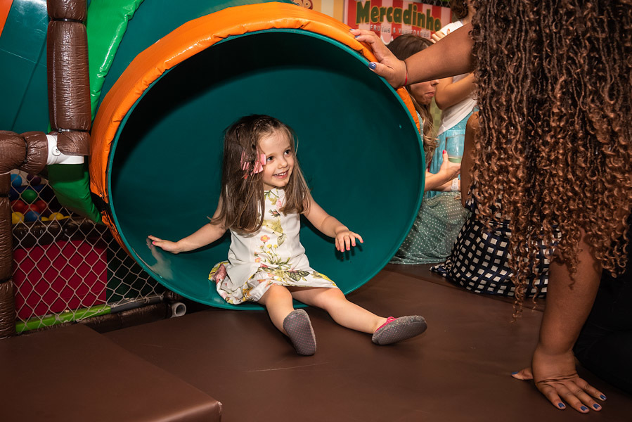 Helena de novo no escorregador - FOTOGRAFIA DE ANIVERSÁRIO - FOTÓGRAFO DE ANIVERSÁRIO EM SÃO PAULO - BUFFET ESPAÇO DAS OLIVEIRAS - FOTÓGRAFO PROFISSIONAL EM SÃO PAULO - ANIVERSÁRIO DA HELENA - RODRIGO MARTIN FOTOGRAFIA