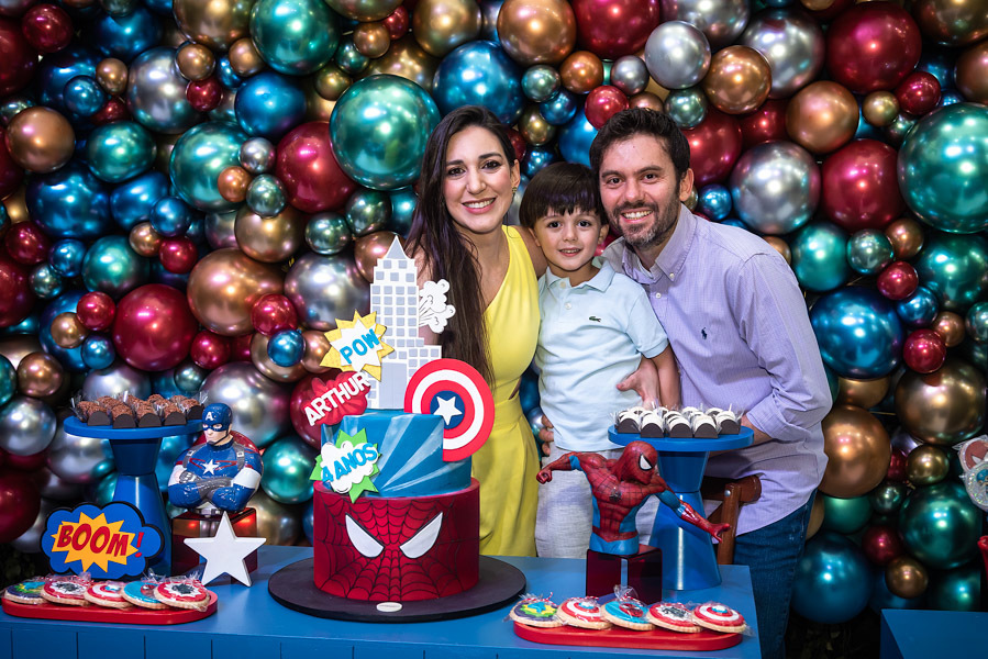 Arthur e seu pais na mesa do bolo - FOTOGRAFIA DE ANIVERSÁRIO - FOTÓGRAFO DE ANIVERSÁRIO EM SÃO PAULO - BUFFET ESPAÇO LÁ VEM O SOL - FOTÓGRAFO PROFISSIONAL EM SÃO PAULO - ANIVERSÁRIO DO ARTHUR - RODRIGO MARTIN FOTOGRAFIA