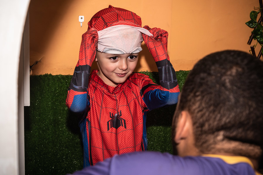 Arthur fantasiado de Homem Aranha mostrando seu rosto - FOTOGRAFIA DE ANIVERSÁRIO - FOTÓGRAFO DE ANIVERSÁRIO EM SÃO PAULO - BUFFET ESPAÇO LÁ VEM O SOL - FOTÓGRAFO PROFISSIONAL EM SÃO PAULO - ANIVERSÁRIO DO ARTHUR - RODRIGO MARTIN FOTOGRAFIA