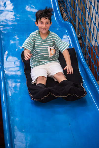 Primo do Arthur descendo do escorregador - FOTOGRAFIA DE ANIVERSÁRIO - FOTÓGRAFO DE ANIVERSÁRIO EM SÃO PAULO - BUFFET ESPAÇO LÁ VEM O SOL - FOTÓGRAFO PROFISSIONAL EM SÃO PAULO - ANIVERSÁRIO DO ARTHUR - RODRIGO MARTIN FOTOGRAFIA