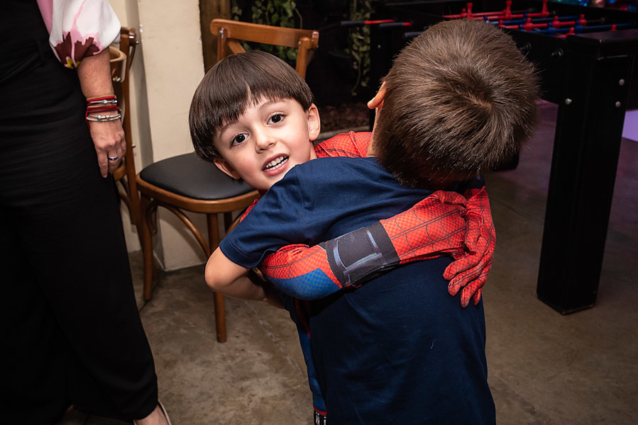 Arthur abraçando seu amigo Benjamin - FOTOGRAFIA DE ANIVERSÁRIO - FOTÓGRAFO DE ANIVERSÁRIO EM SÃO PAULO - BUFFET ESPAÇO LÁ VEM O SOL - FOTÓGRAFO PROFISSIONAL EM SÃO PAULO - ANIVERSÁRIO DO ARTHUR - RODRIGO MARTIN FOTOGRAFIA