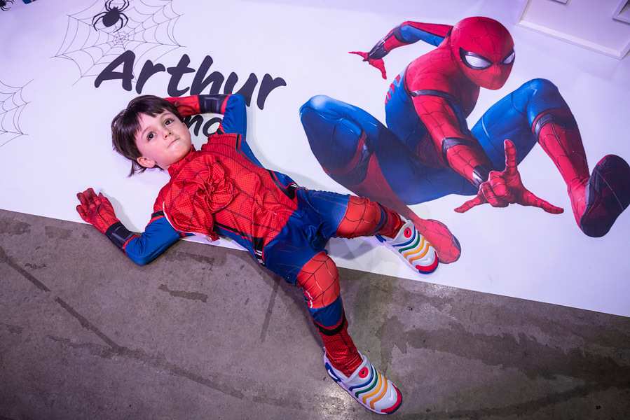 Arthur vestido de Homem Aranha Deitado do lado do seu nome - FOTOGRAFIA DE ANIVERSÁRIO - FOTÓGRAFO DE ANIVERSÁRIO EM SÃO PAULO - BUFFET ESPAÇO LÁ VEM O SOL - FOTÓGRAFO PROFISSIONAL EM SÃO PAULO - ANIVERSÁRIO DO ARTHUR - RODRIGO MARTIN FOTOGRAFIA