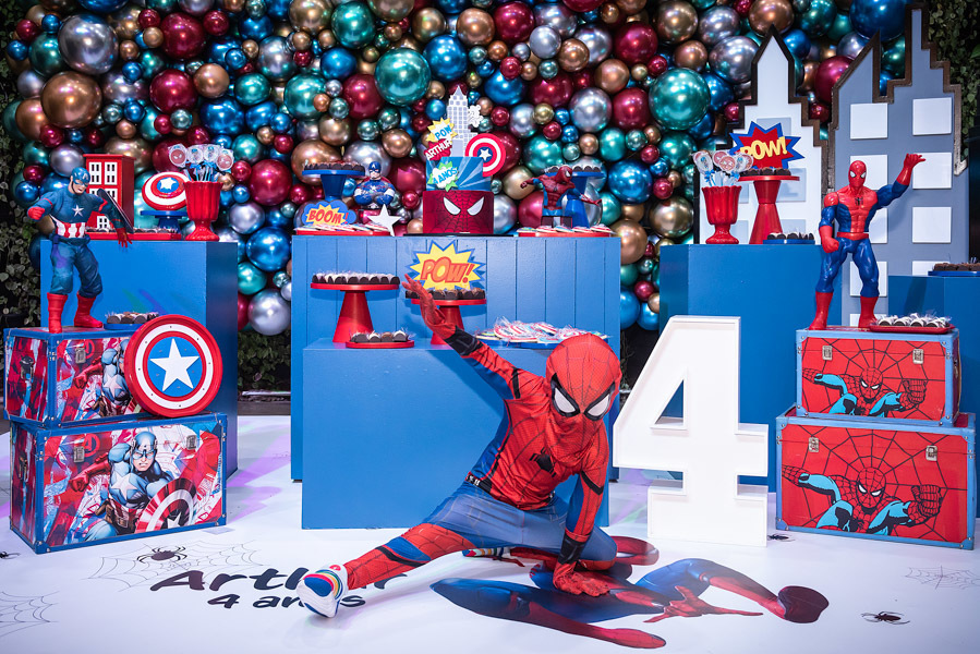 Arthur vestido de Homem Aranha fazendo pose na frente do bolo - FOTOGRAFIA DE ANIVERSÁRIO - FOTÓGRAFO DE ANIVERSÁRIO EM SÃO PAULO - BUFFET ESPAÇO LÁ VEM O SOL - FOTÓGRAFO PROFISSIONAL EM SÃO PAULO - ANIVERSÁRIO DO ARTHUR - RODRIGO MARTIN FOTOGRAFIA