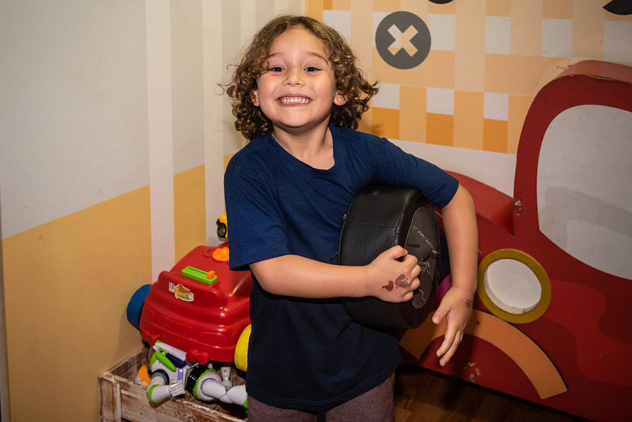 Amiguinho do Arthur sorrindo para a foto - FOTOGRAFIA DE ANIVERSÁRIO - FOTÓGRAFO DE ANIVERSÁRIO EM SÃO PAULO - BUFFET ESPAÇO LÁ VEM O SOL - FOTÓGRAFO PROFISSIONAL EM SÃO PAULO - ANIVERSÁRIO DO ARTHUR - RODRIGO MARTIN FOTOGRAFIA