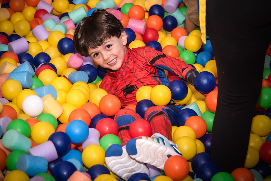 Arthur na Piscina de Bolinha - FOTOGRAFIA DE ANIVERSÁRIO - FOTÓGRAFO DE ANIVERSÁRIO EM SÃO PAULO - BUFFET ESPAÇO LÁ VEM O SOL - FOTÓGRAFO PROFISSIONAL EM SÃO PAULO - ANIVERSÁRIO DO ARTHUR - RODRIGO MARTIN FOTOGRAFIA