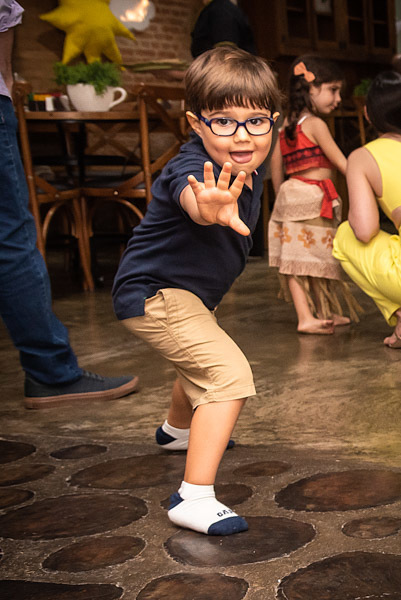 Amiguinho do Arthur fazendo pose para foto - FOTOGRAFIA DE ANIVERSÁRIO - FOTÓGRAFO DE ANIVERSÁRIO EM SÃO PAULO - BUFFET ESPAÇO LÁ VEM O SOL - FOTÓGRAFO PROFISSIONAL EM SÃO PAULO - ANIVERSÁRIO DO ARTHUR - RODRIGO MARTIN FOTOGRAFIA