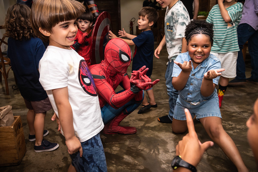 Crianças fazendo pose com o Homem Aranha - FOTOGRAFIA DE ANIVERSÁRIO - FOTÓGRAFO DE ANIVERSÁRIO EM SÃO PAULO - BUFFET ESPAÇO LÁ VEM O SOL - FOTÓGRAFO PROFISSIONAL EM SÃO PAULO - ANIVERSÁRIO DO ARTHUR - RODRIGO MARTIN FOTOGRAFIA