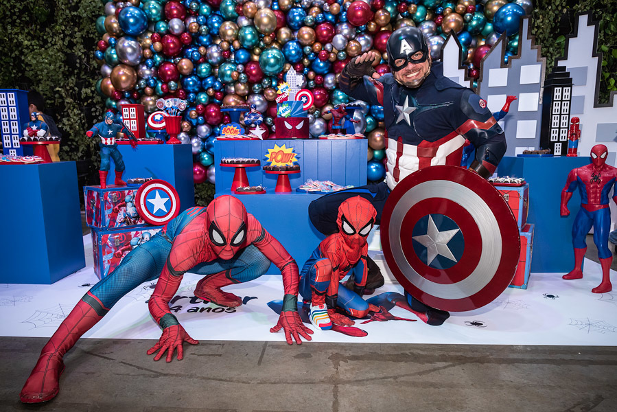 Arthur fazedno pose com o Homem Aranha e Capitão America - FOTOGRAFIA DE ANIVERSÁRIO - FOTÓGRAFO DE ANIVERSÁRIO EM SÃO PAULO - BUFFET ESPAÇO LÁ VEM O SOL - FOTÓGRAFO PROFISSIONAL EM SÃO PAULO - ANIVERSÁRIO DO ARTHUR - RODRIGO MARTIN FOTOGRAFIA