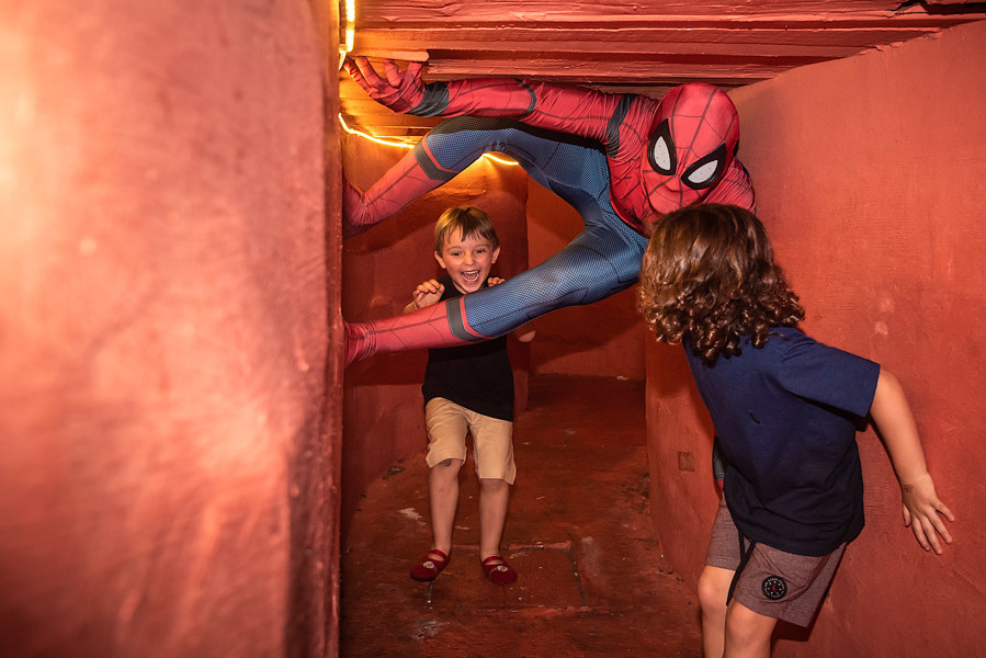 Homem Aranha escalando a parede do corredor das crianças - FOTOGRAFIA DE ANIVERSÁRIO - FOTÓGRAFO DE ANIVERSÁRIO EM SÃO PAULO - BUFFET ESPAÇO LÁ VEM O SOL - FOTÓGRAFO PROFISSIONAL EM SÃO PAULO - ANIVERSÁRIO DO ARTHUR - RODRIGO MARTIN FOTOGRAFIA