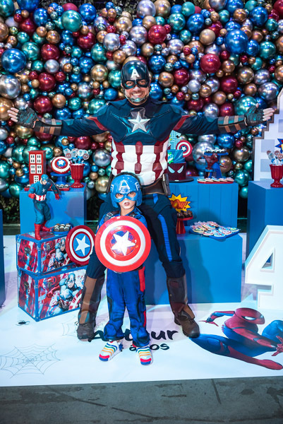 Arthur posando com o Capitão América na frente do bolo - FOTOGRAFIA DE ANIVERSÁRIO - FOTÓGRAFO DE ANIVERSÁRIO EM SÃO PAULO - BUFFET ESPAÇO LÁ VEM O SOL - FOTÓGRAFO PROFISSIONAL EM SÃO PAULO - ANIVERSÁRIO DO ARTHUR - RODRIGO MARTIN FOTOGRAFIA