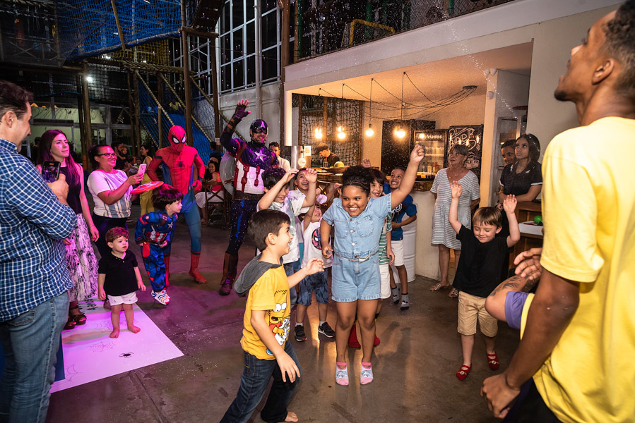 Crianças dançando com os recreadores - FOTOGRAFIA DE ANIVERSÁRIO - FOTÓGRAFO DE ANIVERSÁRIO EM SÃO PAULO - BUFFET ESPAÇO LÁ VEM O SOL - FOTÓGRAFO PROFISSIONAL EM SÃO PAULO - ANIVERSÁRIO DO ARTHUR - RODRIGO MARTIN FOTOGRAFIA