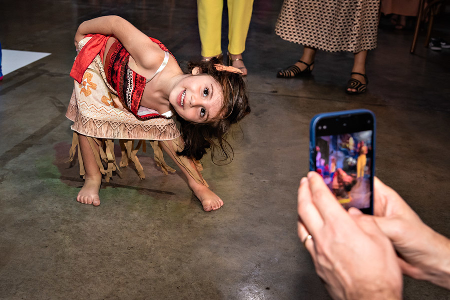 Priminha do Arthur posando para foto de celular - FOTOGRAFIA DE ANIVERSÁRIO - FOTÓGRAFO DE ANIVERSÁRIO EM SÃO PAULO - BUFFET ESPAÇO LÁ VEM O SOL - FOTÓGRAFO PROFISSIONAL EM SÃO PAULO - ANIVERSÁRIO DO ARTHUR - RODRIGO MARTIN FOTOGRAFIA