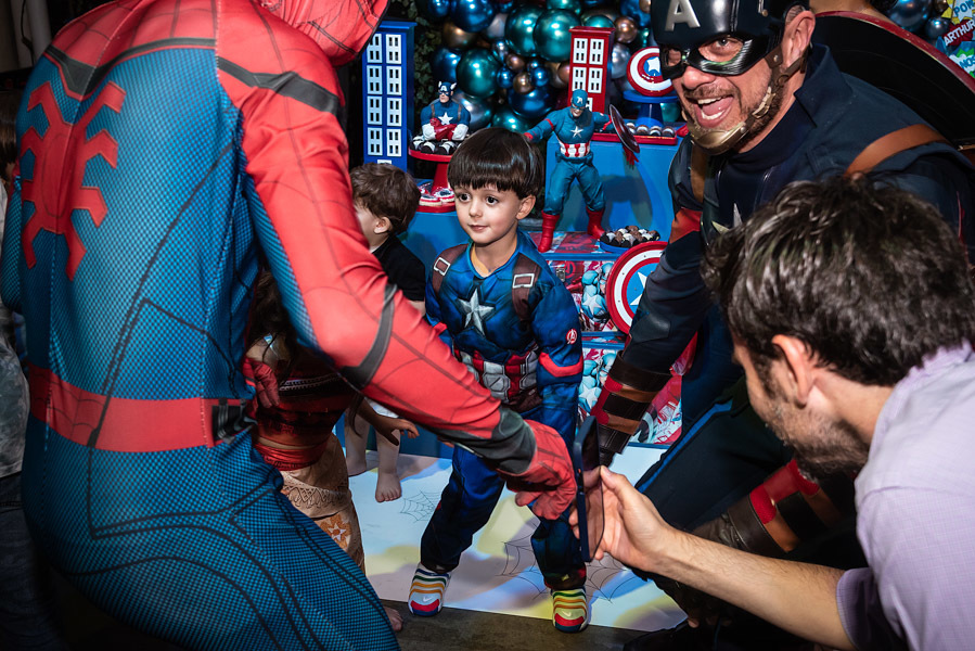 Arthur dançando com o Homem Aranha e Capitão América - FOTOGRAFIA DE ANIVERSÁRIO - FOTÓGRAFO DE ANIVERSÁRIO EM SÃO PAULO - BUFFET ESPAÇO LÁ VEM O SOL - FOTÓGRAFO PROFISSIONAL EM SÃO PAULO - ANIVERSÁRIO DO ARTHUR - RODRIGO MARTIN FOTOGRAFIA