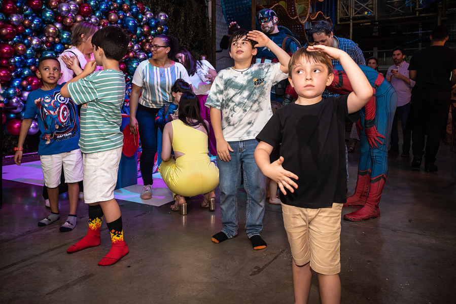Crianças fazendo a coreografia dos recreadores - FOTOGRAFIA DE ANIVERSÁRIO - FOTÓGRAFO DE ANIVERSÁRIO EM SÃO PAULO - BUFFET ESPAÇO LÁ VEM O SOL - FOTÓGRAFO PROFISSIONAL EM SÃO PAULO - ANIVERSÁRIO DO ARTHUR - RODRIGO MARTIN FOTOGRAFIA