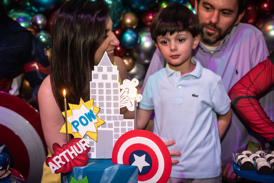 Destaque para o bolo com Arthur ao fundo - FOTOGRAFIA DE ANIVERSÁRIO - FOTÓGRAFO DE ANIVERSÁRIO EM SÃO PAULO - BUFFET ESPAÇO LÁ VEM O SOL - FOTÓGRAFO PROFISSIONAL EM SÃO PAULO - ANIVERSÁRIO DO ARTHUR - RODRIGO MARTIN FOTOGRAFIA