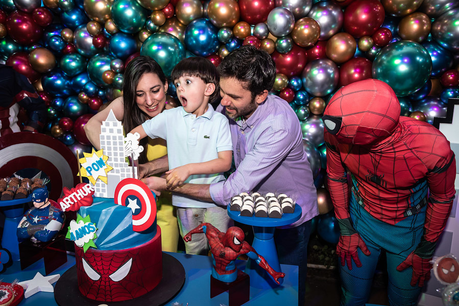Arthur tentando cortar o primeiro pedaço do bolo - FOTOGRAFIA DE ANIVERSÁRIO - FOTÓGRAFO DE ANIVERSÁRIO EM SÃO PAULO - BUFFET ESPAÇO LÁ VEM O SOL - FOTÓGRAFO PROFISSIONAL EM SÃO PAULO - ANIVERSÁRIO DO ARTHUR - RODRIGO MARTIN FOTOGRAFIA