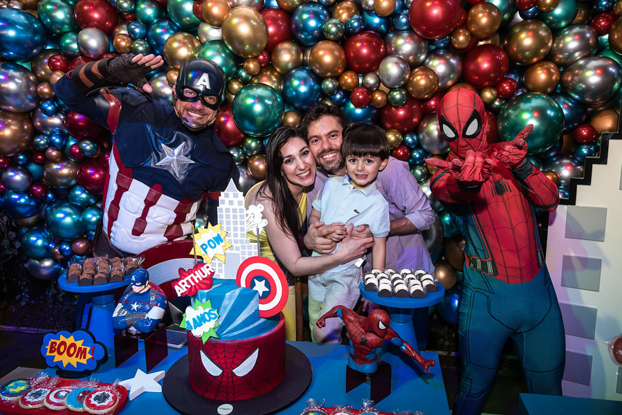 Arthur posando com os pais e super heróis após o parabéns - FOTOGRAFIA DE ANIVERSÁRIO - FOTÓGRAFO DE ANIVERSÁRIO EM SÃO PAULO - BUFFET ESPAÇO LÁ VEM O SOL - FOTÓGRAFO PROFISSIONAL EM SÃO PAULO - ANIVERSÁRIO DO ARTHUR - RODRIGO MARTIN FOTOGRAFIA