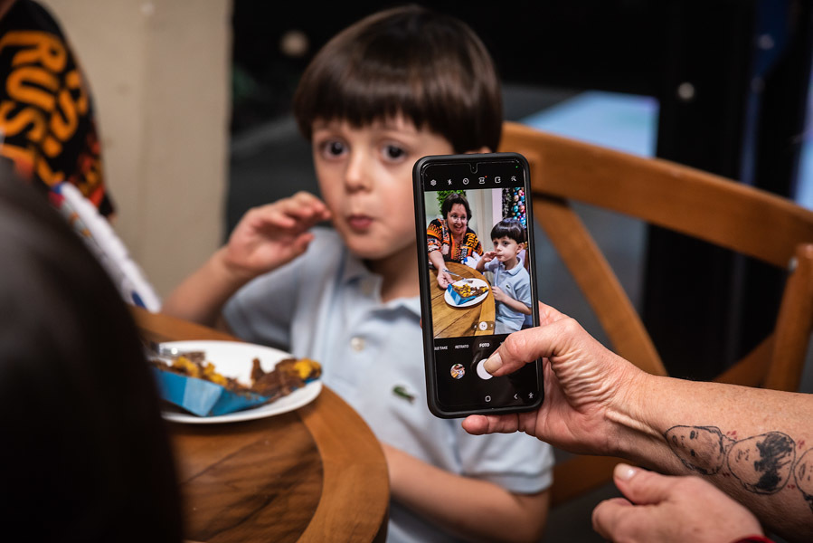 Foto de um celular tirando foto do Arthur - FOTOGRAFIA DE ANIVERSÁRIO - FOTÓGRAFO DE ANIVERSÁRIO EM SÃO PAULO - BUFFET ESPAÇO LÁ VEM O SOL - FOTÓGRAFO PROFISSIONAL EM SÃO PAULO - ANIVERSÁRIO DO ARTHUR - RODRIGO MARTIN FOTOGRAFIA