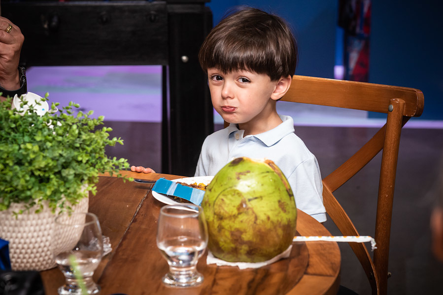 Arthur fazendo uma de suas caretas - FOTOGRAFIA DE ANIVERSÁRIO - FOTÓGRAFO DE ANIVERSÁRIO EM SÃO PAULO - BUFFET ESPAÇO LÁ VEM O SOL - FOTÓGRAFO PROFISSIONAL EM SÃO PAULO - ANIVERSÁRIO DO ARTHUR - RODRIGO MARTIN FOTOGRAFIA