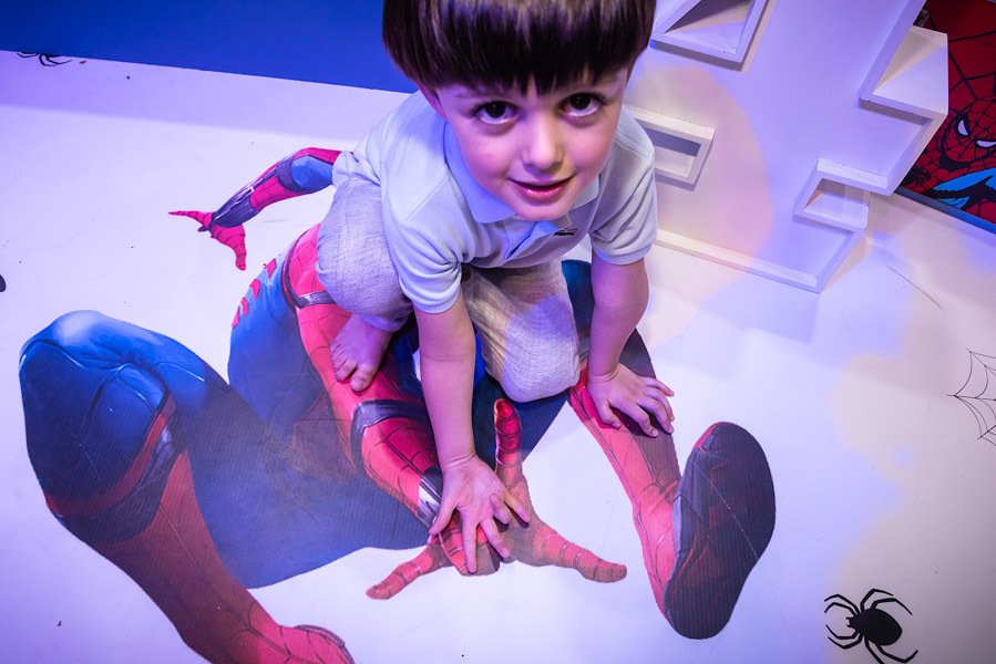 Arthur fazendo pose com o Homem Aranha no chão - FOTOGRAFIA DE ANIVERSÁRIO - FOTÓGRAFO DE ANIVERSÁRIO EM SÃO PAULO - BUFFET ESPAÇO LÁ VEM O SOL - FOTÓGRAFO PROFISSIONAL EM SÃO PAULO - ANIVERSÁRIO DO ARTHUR - RODRIGO MARTIN FOTOGRAFIA