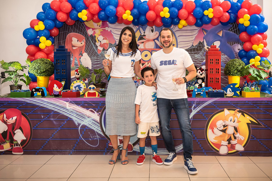 Matheus, Luciana e Kiko na frente da mesa do bolo - FOTOS ANIVERSÁRIO INFANTIL - DECORAÇÃO SONIC - BUFFET COMICS , FOTÓGRAFO DE ANIVERSÁRIO EM SÃO PAULO - FOTÓGRAFO PROFISSIONAL EM SÃO PAULO - RODRIGO MARTIN - RODRIGO MARTIN FOTOGRAFIA