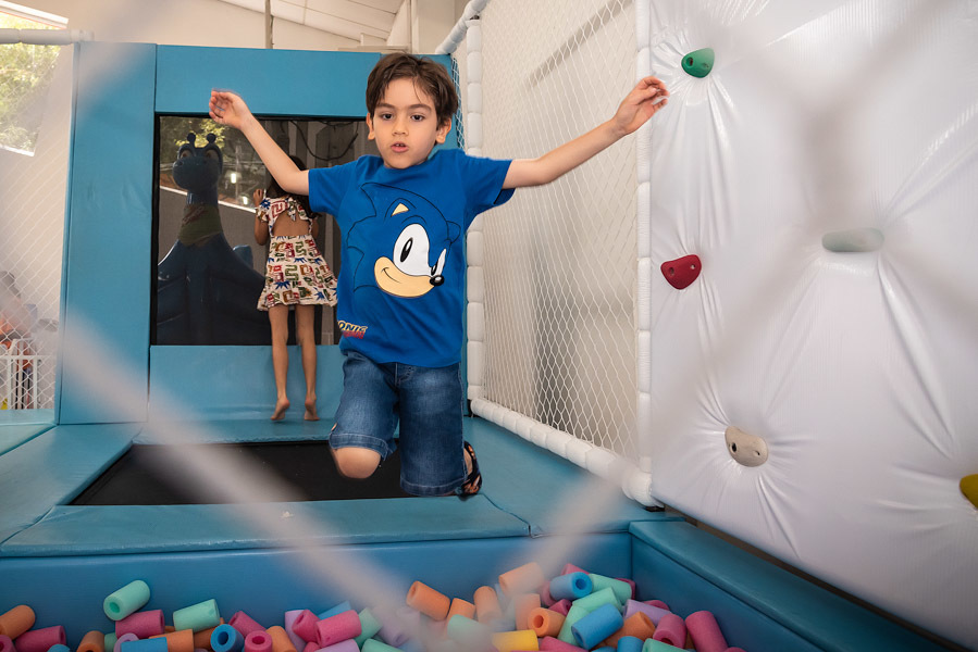 Amigo do Matheus pulando na piscina de bolinha - FOTOS ANIVERSÁRIO INFANTIL - DECORAÇÃO SONIC - BUFFET COMICS , FOTÓGRAFO DE ANIVERSÁRIO EM SÃO PAULO - FOTÓGRAFO PROFISSIONAL EM SÃO PAULO - RODRIGO MARTIN - RODRIGO MARTIN FOTOGRAFIA