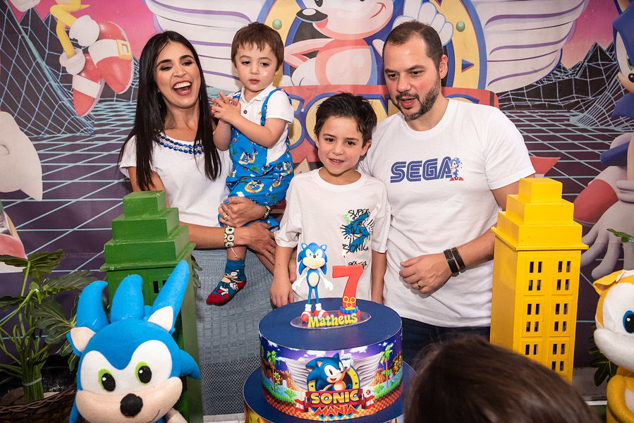Matheus com seus pais e irmão cantando parabéns - FOTOS ANIVERSÁRIO INFANTIL - DECORAÇÃO SONIC - BUFFET COMICS , FOTÓGRAFO DE ANIVERSÁRIO EM SÃO PAULO - FOTÓGRAFO PROFISSIONAL EM SÃO PAULO - RODRIGO MARTIN - RODRIGO MARTIN FOTOGRAFIA