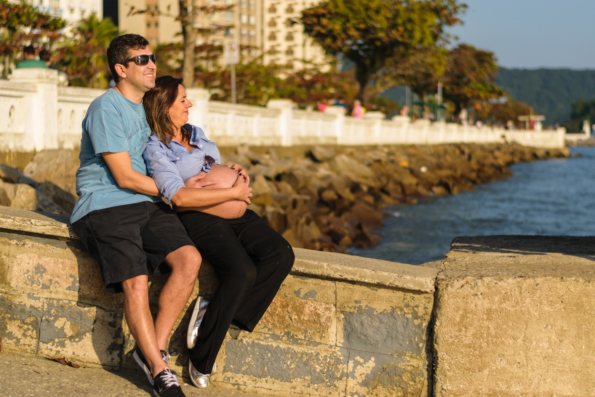 Fabio e Aninha olhando o mar no ENSAIO GESTANTE EM SANTOS
