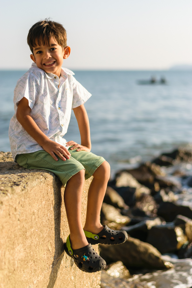Miguel com mar ao fundo no ENSAIO GESTANTE EM SANTOS