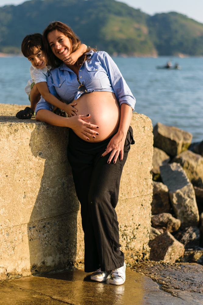 Miguel fazendo carinho no Lorenzo no ENSAIO GESTANTE EM SANTOS