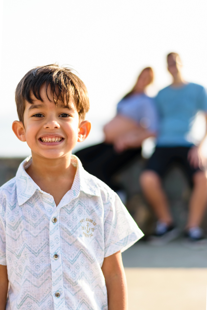 Miguel com os pais ao fundo no ENSAIO GESTANTE EM SANTOS