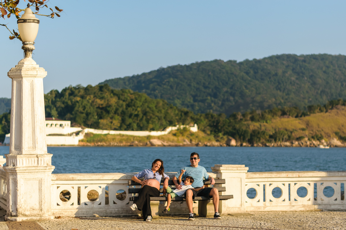 Imagem aberta da família Loubeh sentada no banco no ENSAIO GESTANTE EM SANTOS