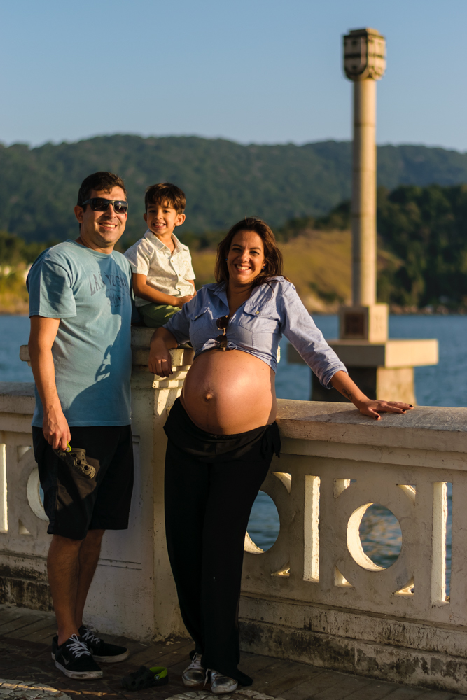Família loubeh com marco ao fundo no ENSAIO GESTANTE EM SANTOS