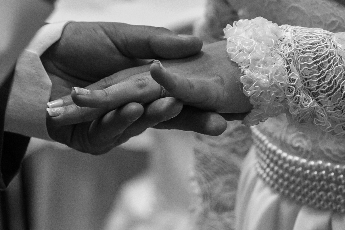 Noivo colocando aliança na noiva - FOTÓGRAFO DE CASAMENTOS EM SÃO PAULO