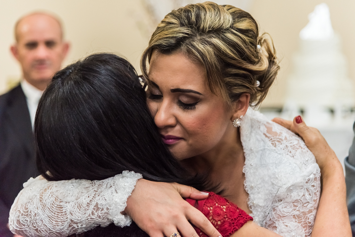 Noiva emocionada abraçando a mãe - FOTÓGRAFO DE CASAMENTOS EM SÃO PAULO
